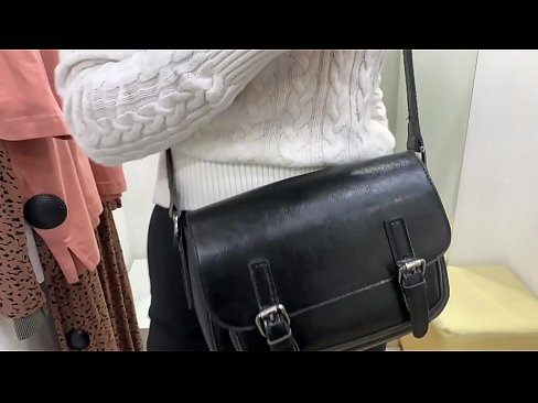 ❤️ Masturbazzjoni pubblika tal-kelba żagħżugħa FeralBerry b'dildo fil-kamra tal-armar ️❌ Porno f'mt.8kpornvids.ru ❌