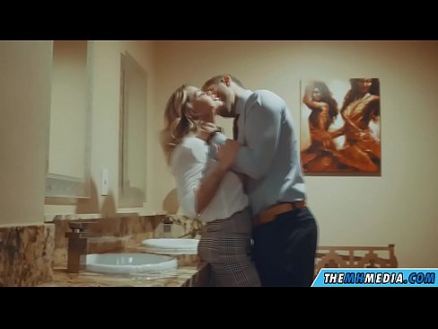 ❤️ Meta blonda busty seduces f'kamra tal-banju pubbliku ️❌ Porno f'mt.8kpornvids.ru ❌